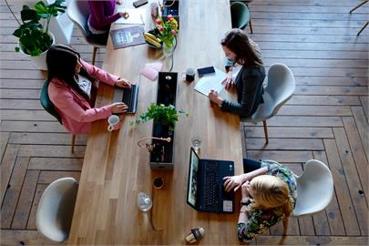 企業為留新人不惜調老員工崗位　員工大吐苦水：就不怕我們跑嗎？