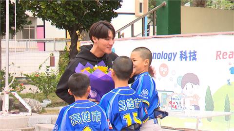 世界12強台灣隊外野手　陳晨威回母校復興國小師生熱烈歡迎