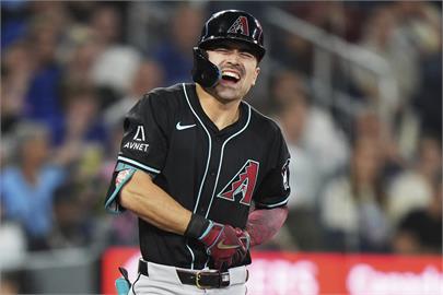 MLB(影)／「卡仔」疾如風跑出聯盟最多三壘安！8局遭觸身球傷退教練這樣說