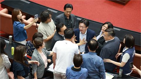 黃國昌不爽「腳尾飯2.0」猖狂嘴臉全被攝！火爆衝突畫面流出…綠委嗆：真可恥