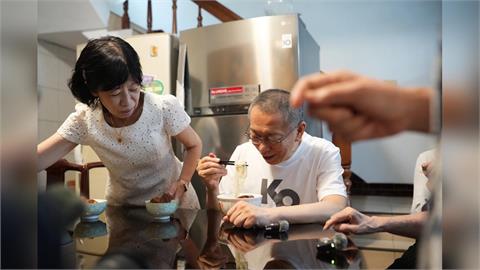 快新聞／柯文哲交保後首餐！　與家人圍桌「吃冰棒、豬腳麵線」