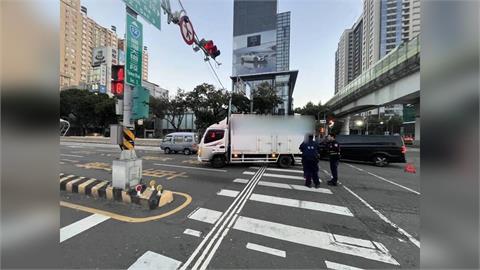 斑馬線變身突增加「3條白直線」！交通部揭暖心用途：給這些人用的