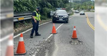 豪雨連炸彰化路面處處陷阱　機車騎士壓破洞慘摔進醫院