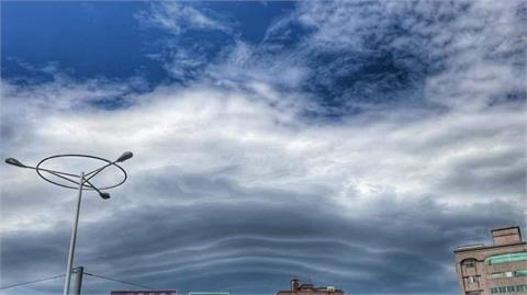 快新聞／天空出現「飛碟雲」　氣象署曝成因：陽明山東側容易看到