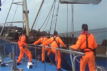 侵門踏戶！中國漁船越界捕魚 海巡登檢丟漁獲
