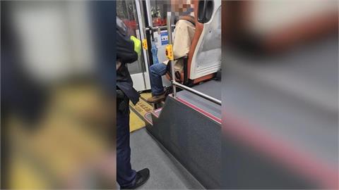 公車乘車糾紛！女控訴七旬翁插隊把人撞飛搶座位　雙方爆激烈爭執