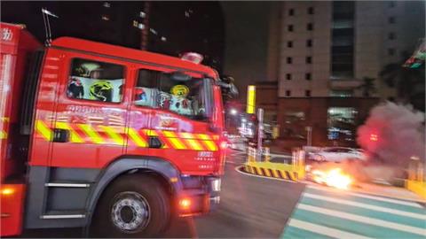 差點火燒屁股！微型電動機車火燒車　騎士急跳車逃命