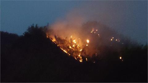 美濃近黃蝶翠谷"火燒山"! 延燒一天一夜 直升機"灑水撲滅"