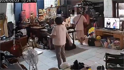 你是誰？陌生男子闖入民宅　神桌旁東張西望「默默離去」