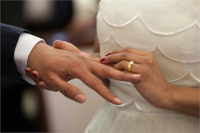 婆婆因「1奇葩理由」硬要跟去新婚蜜月旅行！網指1點急阻止：千萬別妥協