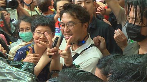 快新聞／下雨也擋不住熱情！「洋流」買爆師大夜市　沈伯洋幽默回藍營舊帳