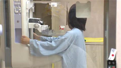 不是濕疹！70歲婦「腹部狂冒紅疹」…醫一看切片「竟是乳癌轉移」3症狀注意