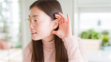 別再偷說女友壞話！ 研究：無論年齡，女性聽力天生「比男性更敏銳」