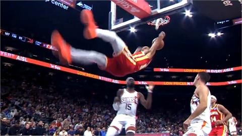 NBA(影)/悚!老鷹狀元里薩榭快攻飛扣「空翻180度」倒頭栽重摔退場、傷勢未明