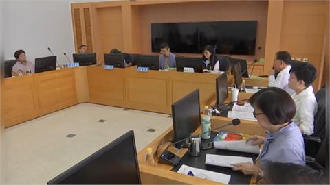 普發現金中議會吵翻天　藍綠為「坐哪」互槓拍桌怒吼