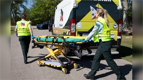 快新聞/美國節慶活動遭汽車衝撞釀15傷 有人困車底動彈不得