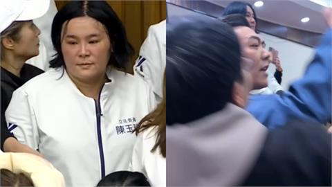傅崐萁助理帶違禁品入場遭包夾！陳玉珍「坦克式救場」下秒綠委尖叫：不要打人