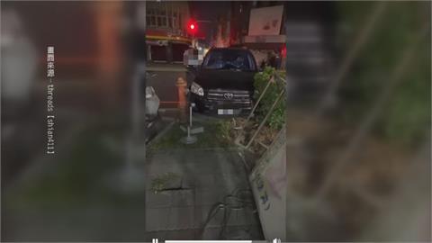 酒駕上路！台南轎車自撞店家招牌卡消防栓　男子企圖落跑遭逮