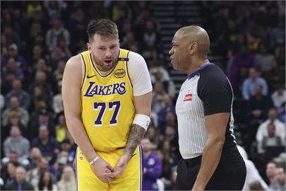NBA(影)／詹皇+77總共只攻下34分　湖人慘敗爵士12分終止6連勝