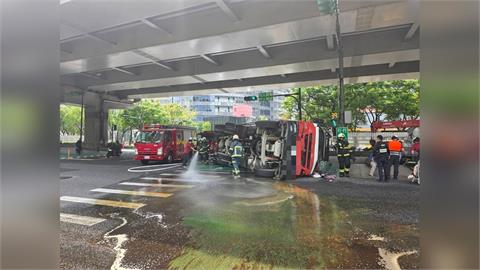 快新聞/嚇!內湖水泥車閃車大翻覆 警急啟動交通快打