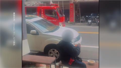 麵店火災「男淡定捧碗繼續吃」　網友開玩笑：麵要趁熱吃
