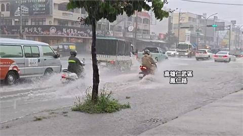 雨神降臨！高雄仁武區「馬路變小河」　義大「水樂園」來了