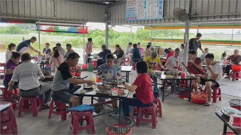 嘉義停班停課　民眾趁「颱風還沒到」大啖烤鮮蚵