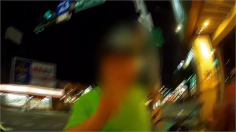 太囂張！　騎士逆向闖紅燈還嗆警　攔查竟無照遭當場扣車