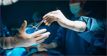 外科醫誤接器官！病患「腸道閉環」無法排便險死　同行看傻：糟糕至極