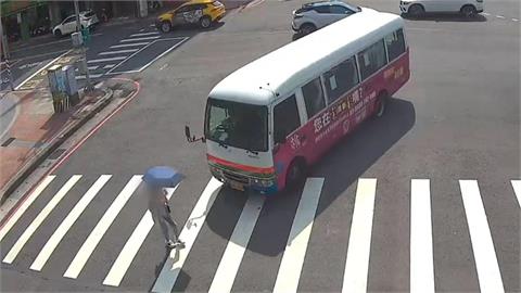 行人地獄！桃園市民小巴加速撞飛路人　女子腦出血送醫