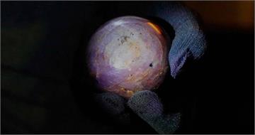 3563克拉「紫星藍寶石」現世！6道星光效應美翻　價值上看126億