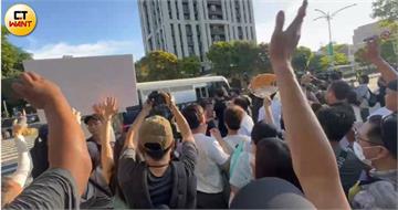黃國昌帶支持者揮手送囚車　警「怕小草暴衝」急封愛國西路口