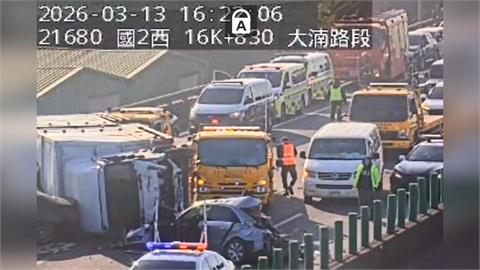 最新／嚇！國道7車連環撞　小貨車「橫躺」路中釀6傷