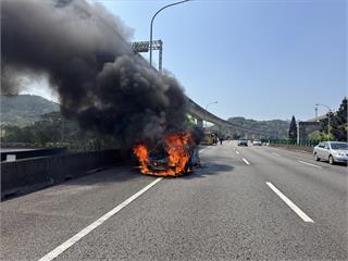 國1楊梅段火燒車　整台車燒成火球畫面曝