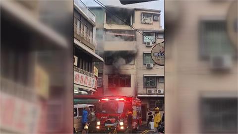 高雄楠梓民宅猛烈火警　7旬男屋主緊急逃出