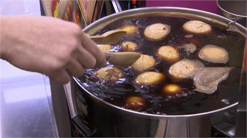 補教師夾8顆茶葉蛋「沒結帳」挨告！法官看超商監視器「揪2動作」判無罪