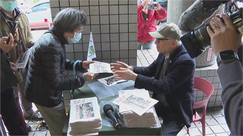 快新聞／羅智強罷團今發行「四能報」　曹興誠任榮譽發行人還上街頭派報