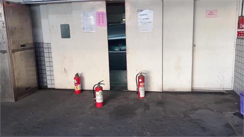 疑前車車門沒關好釀禍！　高雄停車塔驚見汽車翻落「四腳朝天」