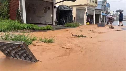 「海葵」狹風雨襲台！淹水頻傳　台東尚武村排水堵塞泥水進民宅