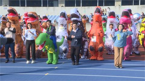 高雄富邦馬拉松明開跑！　恐龍組今先登場　世運場館變「侏儸紀公園」
