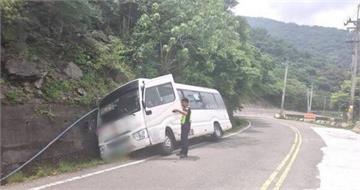 高雄客運山區驚魂！巴士突滑落水溝車身傾斜　警急救2長者脫困