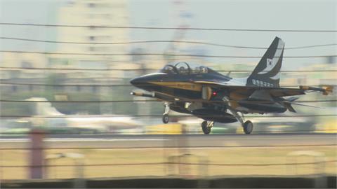 超醒目！韓國「黑鷹教練機」特技隊　過境小港機場　軍事迷拍英姿