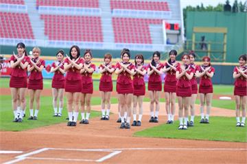 樂天女孩化身空姐「全身濕透」！　親推球迷排毒手法