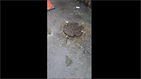 台中太平大雨狂炸釀人孔蓋大噴發 大量排泄物噴出