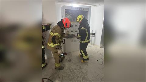 讀書讀到火警！屏東最美圖書館起火　3樓充電站疑短路冒煙