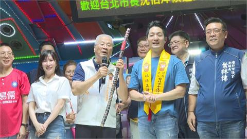 快新聞／蔣萬安收甘蔗！宮廟董座喊「步步高昇」拱選總統　他尷尬搖頭