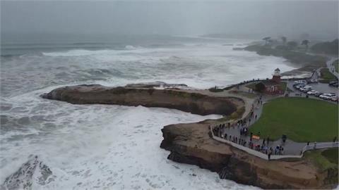 玩命！加州掀滔天巨浪近4層樓高　衝浪客冒險挑戰