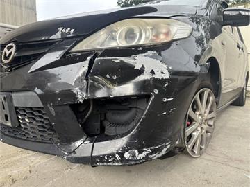 快新聞／畫面曝！通緝犯拒檢狂飆衝撞警車　警連開4槍逮人還查獲毒品