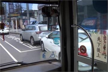 說好的公德心？公車停靠區遭違停 高雄市半年取締355件