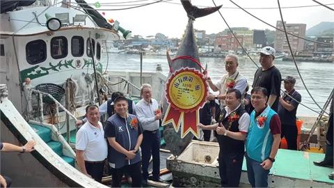 蘇澳第一鮪拍賣　重達２７６公斤拍出近２百萬元